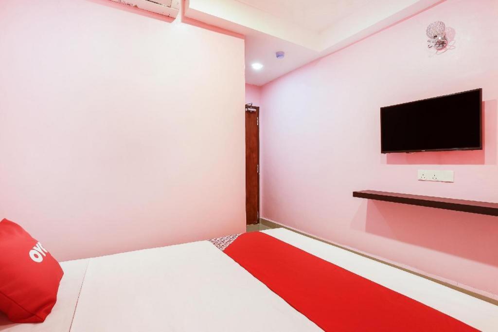 Oyo 89387 Sun Keerana Hotel Klang Kültér fotó